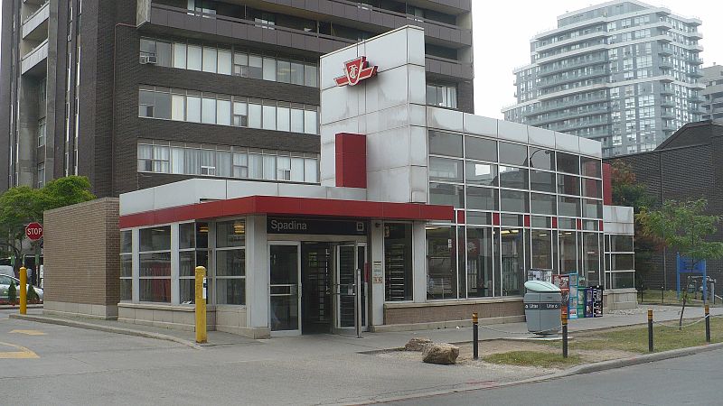 File:Spadina TTC Walmer.jpg