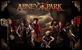 Abney Park Слева направо: Джош Горинг, Натаниэль Джонстон, Роберт Браун, Кристина Эриксон, Джоди Эллен и Дэниэл Седерман.