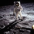 Buzz Aldrin caminando sobre la Luna el 20 de julio de 1969 como parte de la misión Apollo 11. Por la NASA.