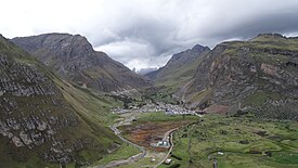 Distrito de Queropalca y su núcleo urbano visto desde el mirador.