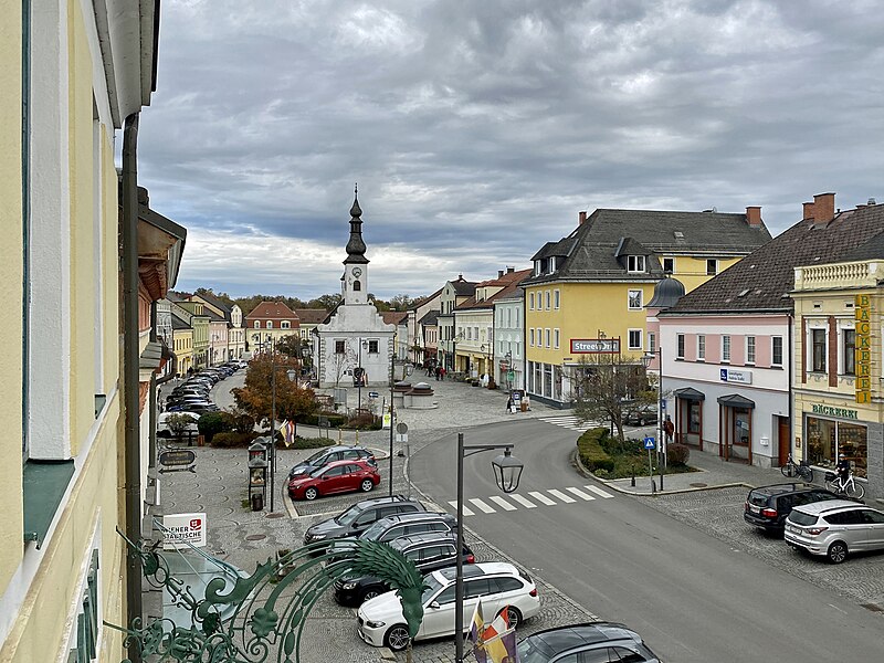 File:Gmünd Stadtplatz 02.jpg