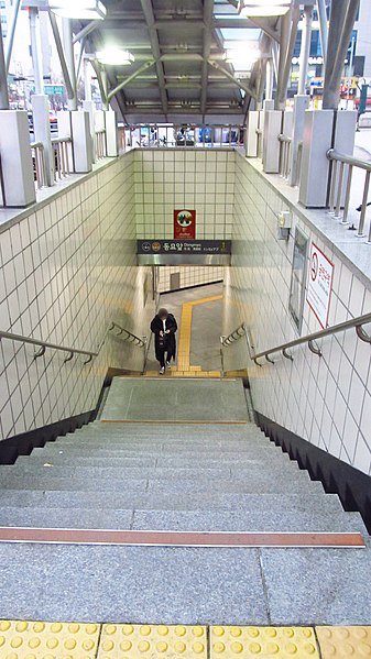 File:Seoul-metro-Dongmyo-station-entrance-01-20181125-170058.jpg