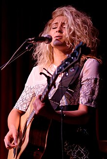 Kelly performing at Hotel Café in 2015.