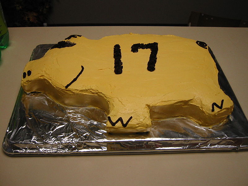 File:YellowPigsDayCake2004.JPG