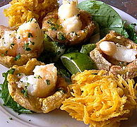 Plantain "arañitas" and "tostones rellenos"