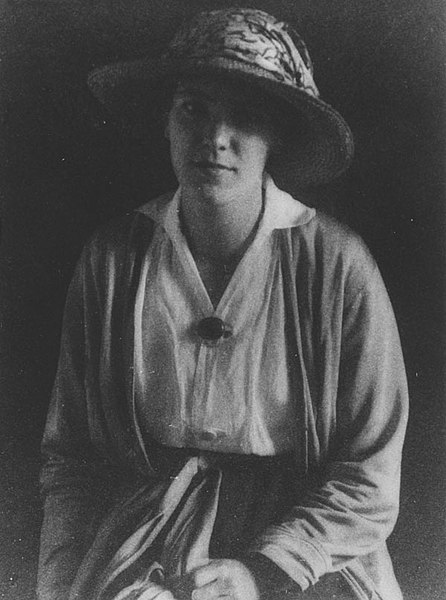 File:Eileen Power, 1922 (2).jpg