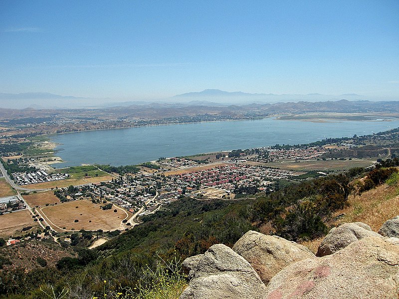 Archivo:Lake elsinore view.jpg