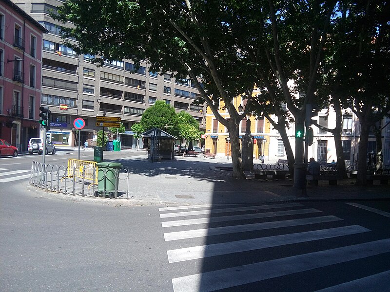 Archivo:Plaza del Caño Argales.jpg