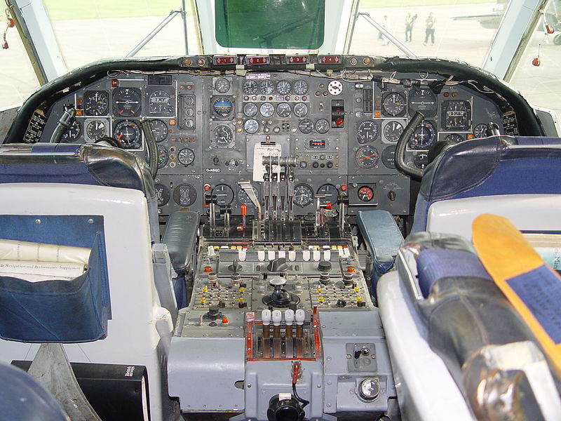 Archivo:VC10FlightDeck.jpg