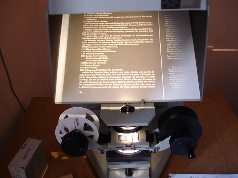 File:2004 microfilm reader 1117365851.jpg