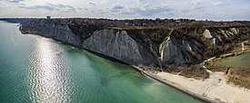 由懸崖公園（Bluffer's Park）的東南方向望懸崖邊區及士嘉堡懸崖（英語：Scarborough Bluffs）