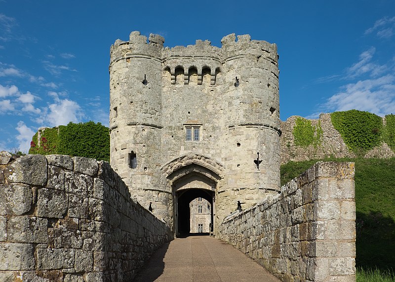 File:Carisbrooke Castle gatehouse.jpg