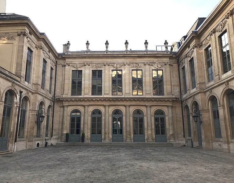 Archivo:Hôtel d'Évreux, cour 01.jpg