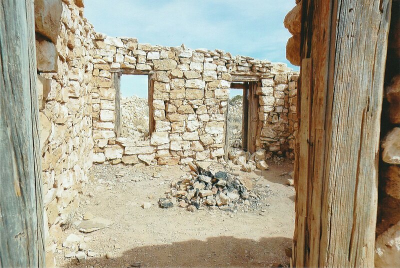 File:Two Guns-Ruins-32.jpg