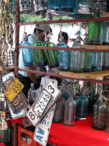 Archivo:Buenos Aires-Feria-Sifones.jpg