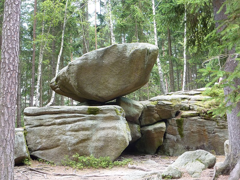 File:Heidenreichstein Hängender Stein.jpg