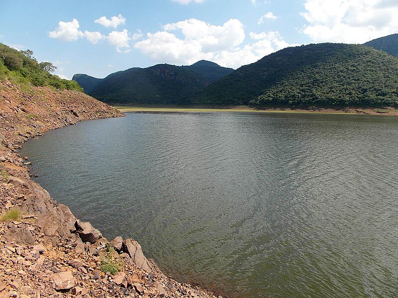 File:Lake-Fundudzi-10-1200.jpg