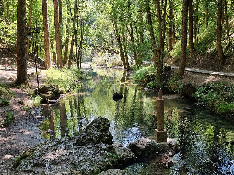 File:Nacimento del Ebro (Fontibre).jpg