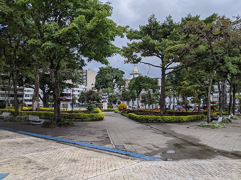 File:Plaza de bolivar ibague.jpg