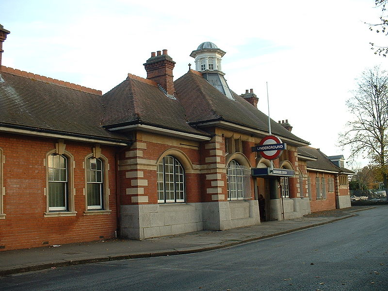 File:Barkingside full stn building.JPG