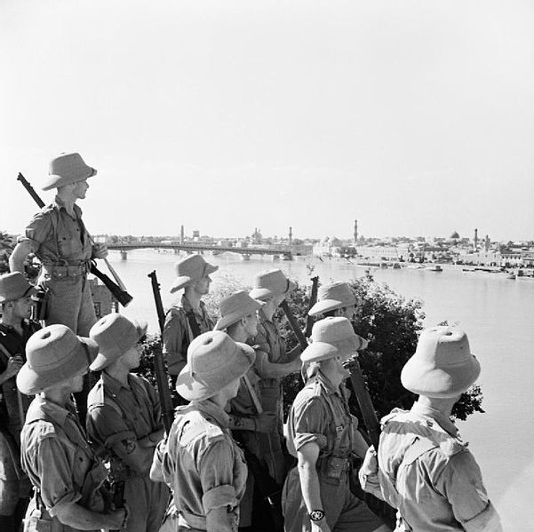 Archivo:BritsLookingOnBaghdad1941.jpg