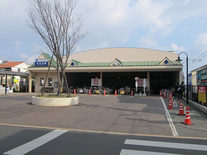 File:KD-Busshōzan Station-Building.jpg