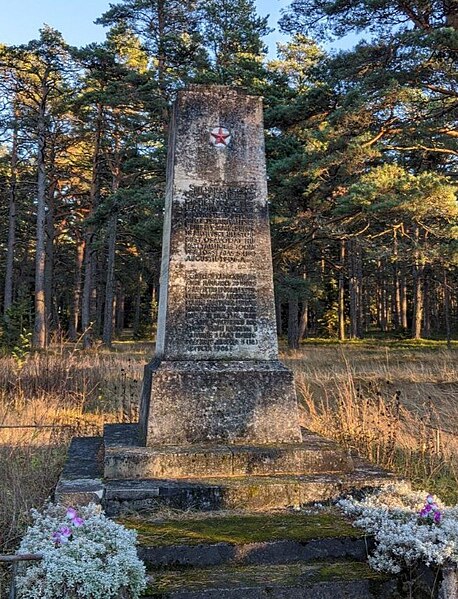 Файл:Pamyat'Azova monument.jpg