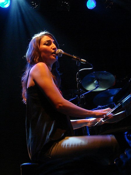 File:Sara Bareilles Melkweg.JPG