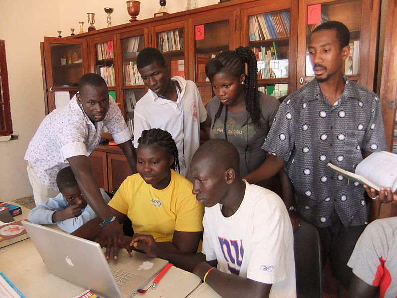 File:Ungdomsbiblioteket Bissau.jpg