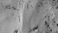 火星勘測軌道飛行器背景相機顯示的喬利隕擊坑中的黑斑和「蜘蛛」。「蜘蛛」看上去像模糊的斑點，它們是聚集在透明二氧化碳冰層下通道中的黑色塵埃。註：這是前一幅圖像的放大版。