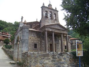 Puerta exterior de entrada al recinto, pórtico y espadaña