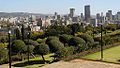 Vista de los jardines con la ciudad de Pretoria de fondo.