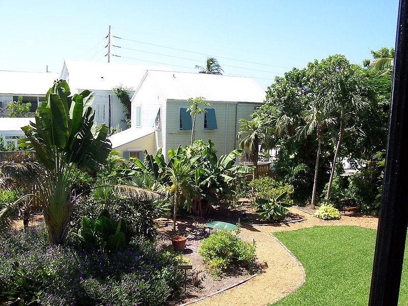 Файл:Hemingway House side garden.jpg