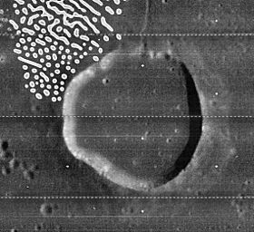 Снимок зонда Lunar Orbiter - IV. Пятна на снимке – артефакт изображения.