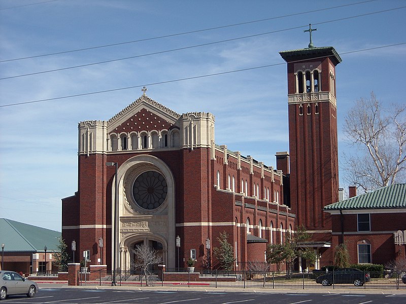 Archivo:OKC Cathedral.jpg