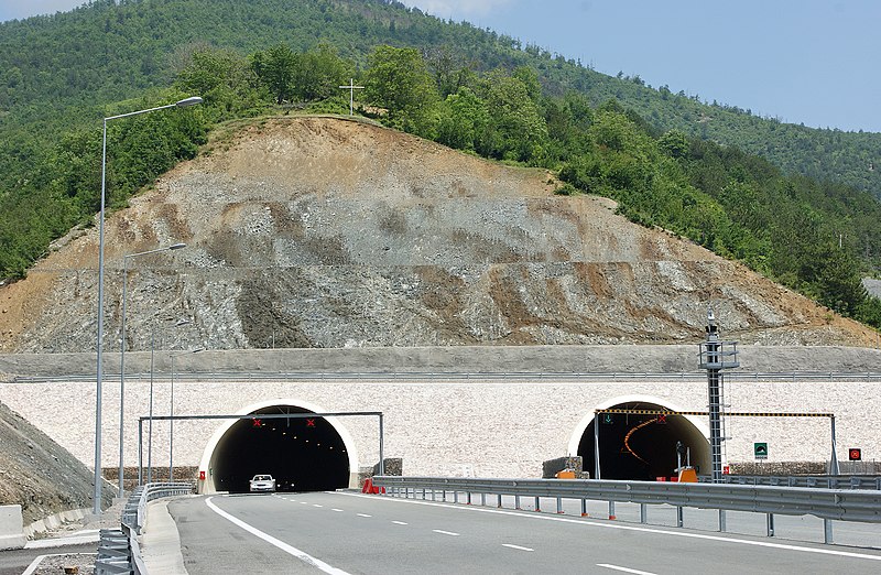 File:Tunnel Thirra.jpg