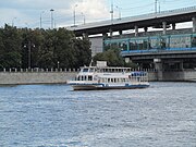 Теплоход «Москва-74» в Москве на Москве-реке вблизи Лужнецкого метромоста.