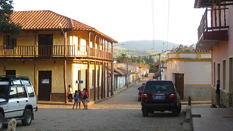 File:CalleSamaipata.JPG