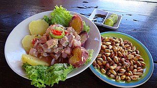 Ceviche de trucha acompañado de canchita tostada y ají.