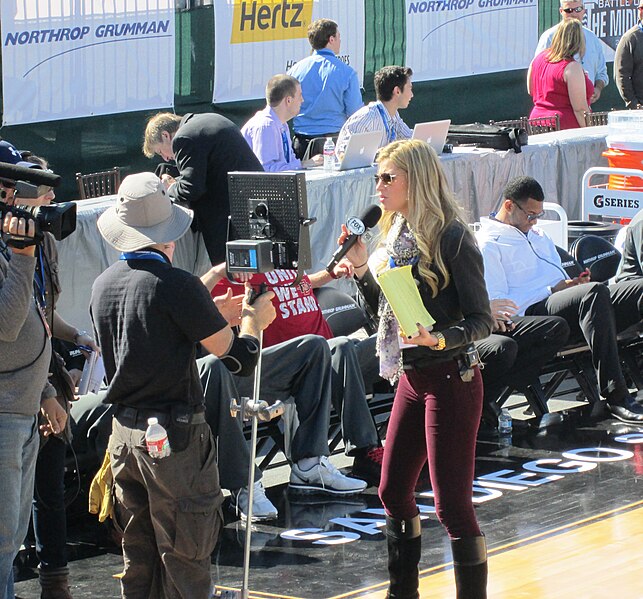 File:Erin Andrews at BattleontheMidway.jpg