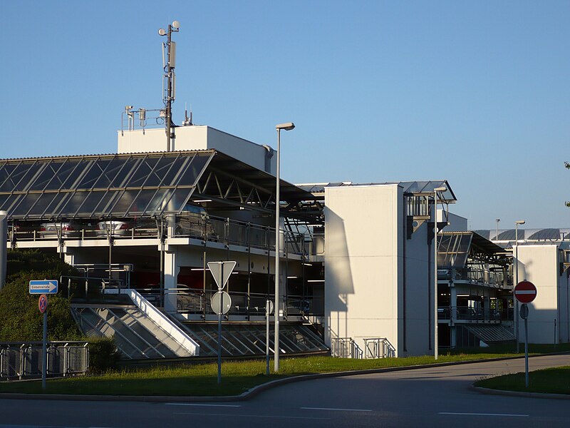 File:Flughafen München, Parkhaus.jpg