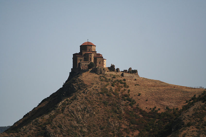 Файл:Jvari monastery, outside Mtsketa.jpg