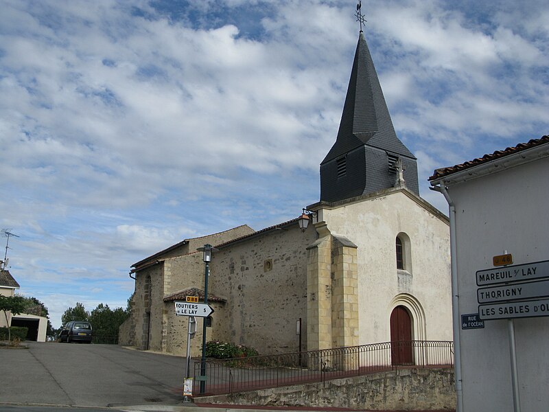 File:Les Pineaux - L'église.jpg