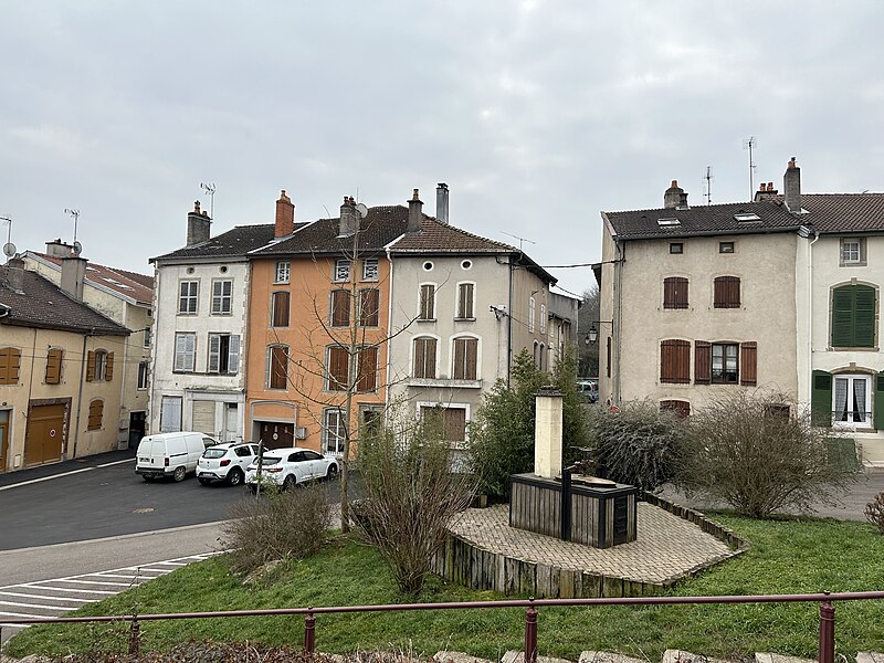 File:Mirecourt - rue Chantaire.jpg