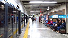 Seoul-metro-430-Ichon-station-platform-20191022-152540.jpg