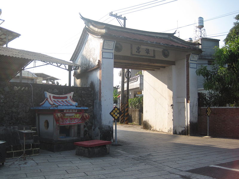 File:建功庄東柵門.JPG