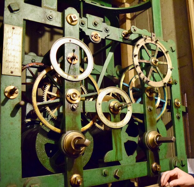 File:Alyth Parish Church clock.jpg