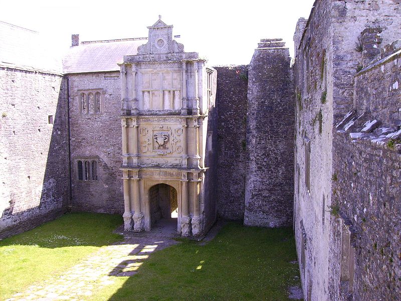 File:Beaupre Castle - Inner.jpg