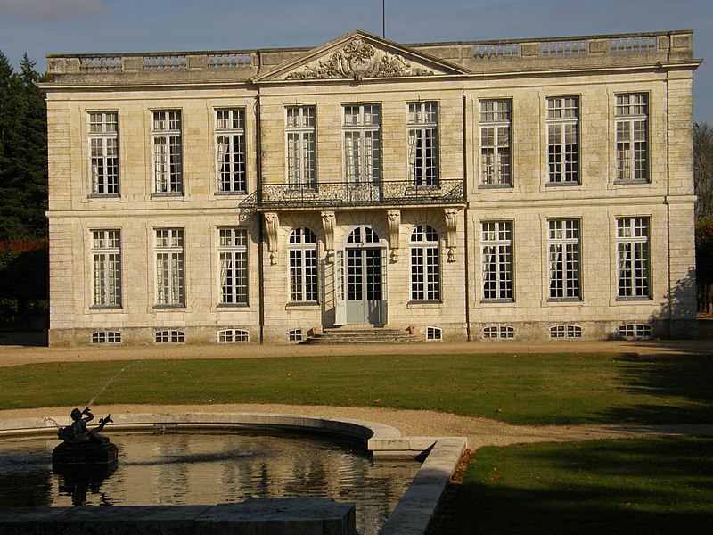 File:Bouges-le-Château.jpg