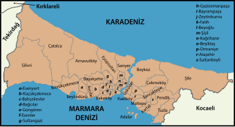 A map depicting districts, squeezed between two bodies of water; farther districts are very large compared to those clustered in the center.